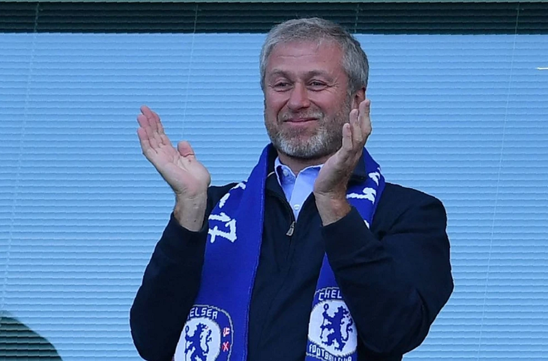roman-abramovich-pha-vo-im-lang-sau-ba-nam-rut-lui-khoi-chel