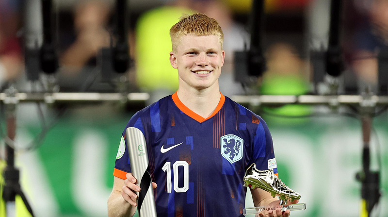 chelsea-gia-nhap-cuoc-dua-gianh-chu-ky-vien-ngoc-ha-lan-kees-smit