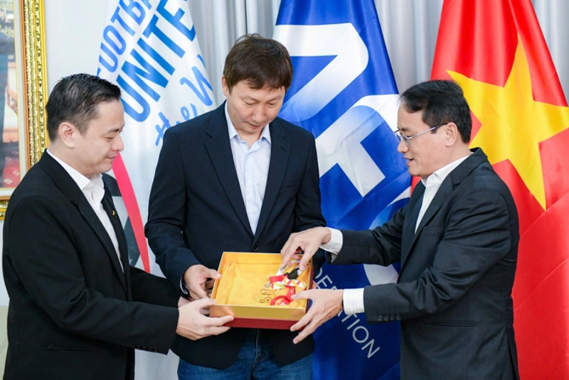 truyen-thong-han-quoc-bat-ngo-truoc-bau-vat-33-chi-danh-rieng-cho-hlv-kim-sang