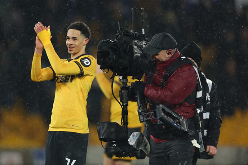 tan-binh-19-tuoi-khien-arsenal-tra-gia-dat-tai-molineux