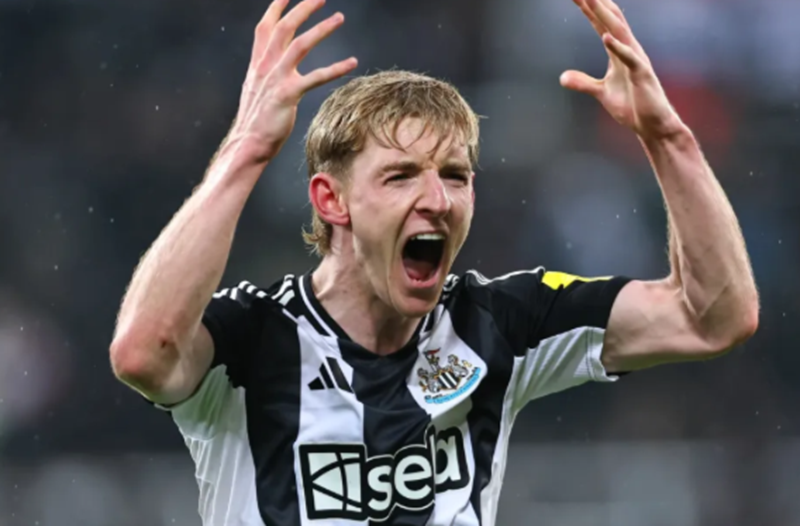 arsenal-chiem-uu-the-trong-thuong-vu-gordon-tao-khoang-cach-voi-mu-va-liverpool